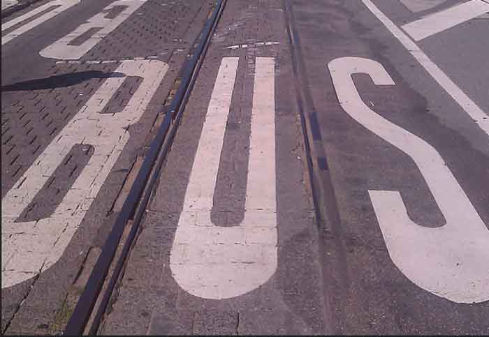 Busspuren mit Schienen