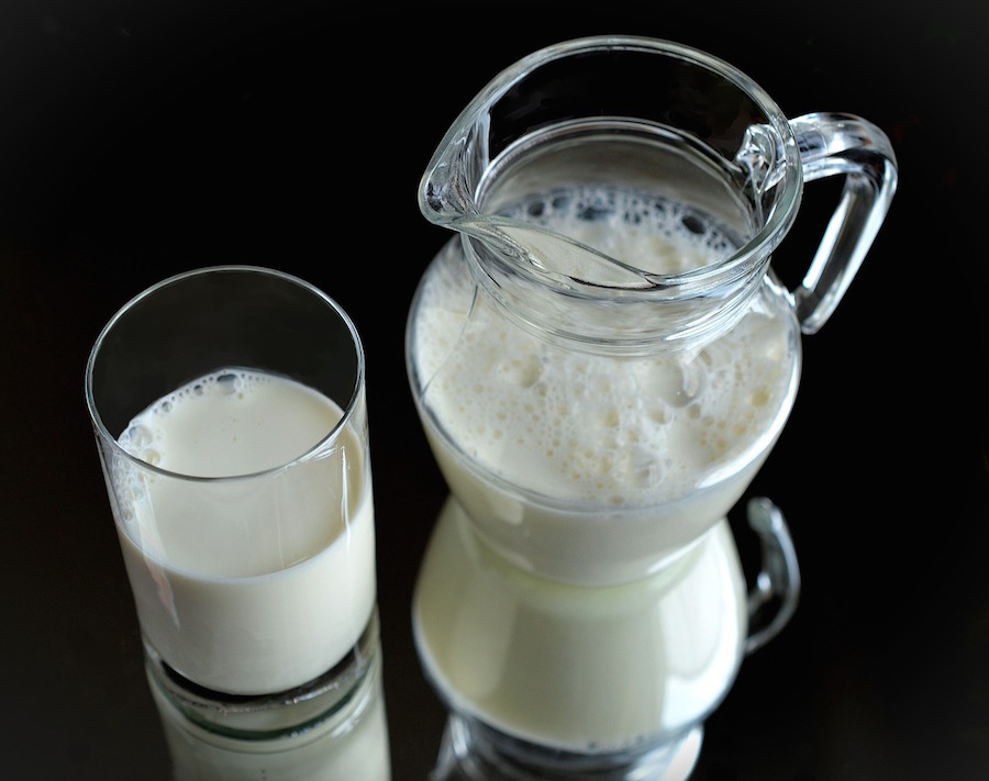 Milchglas und Milchkanne
